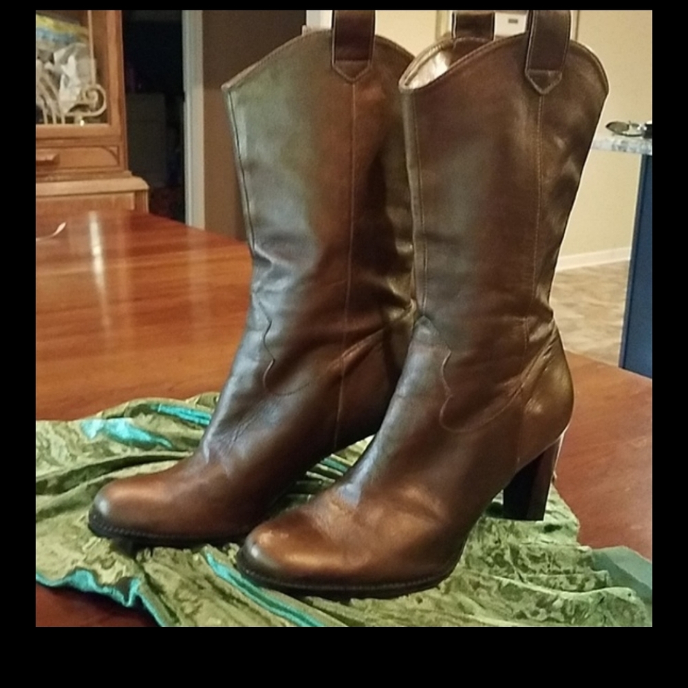 Gianni Bini Western flare leather boots